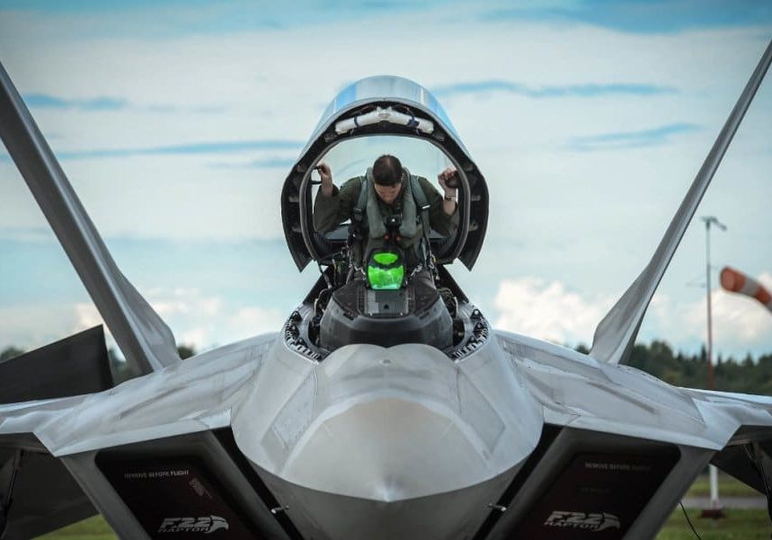 Pilot closes hatch on F-22 fighter jet