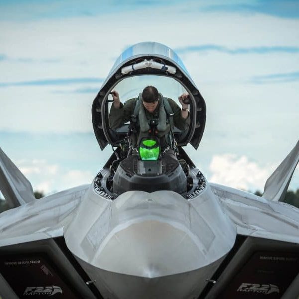 Pilot closes hatch on F-22 fighter jet